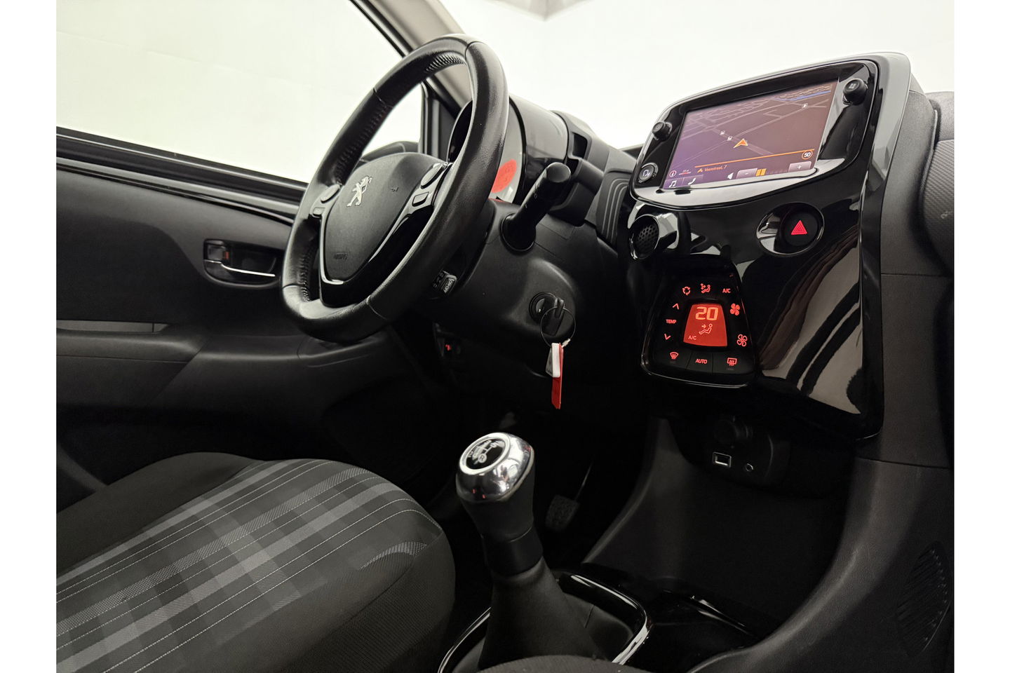 Peugeot 108 1.0 e-VTi Blue Executive LED Airco Camera Cruise Navigatie 15"LMV