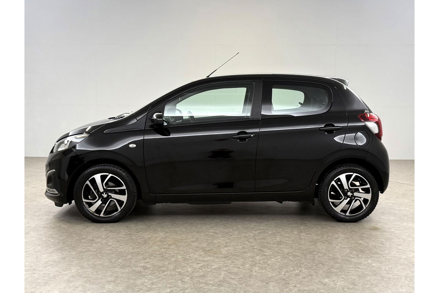 Peugeot 108 1.0 e-VTi Blue Executive LED Airco Camera Cruise Navigatie 15"LMV