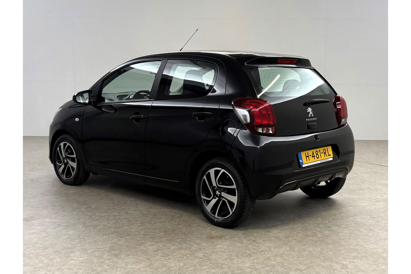 Peugeot 108 1.0 e-VTi Blue Executive LED Airco Camera Cruise Navigatie 15"LMV
