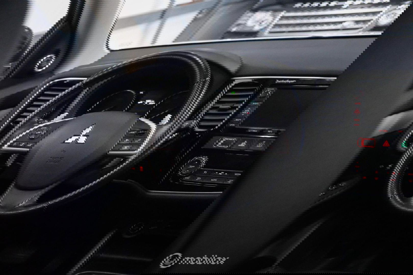 Mitsubishi Outlander 2.0 PHEV Instyle+ | Trekhaak | Leder | Navigatie | hybride | NL auto NAP |