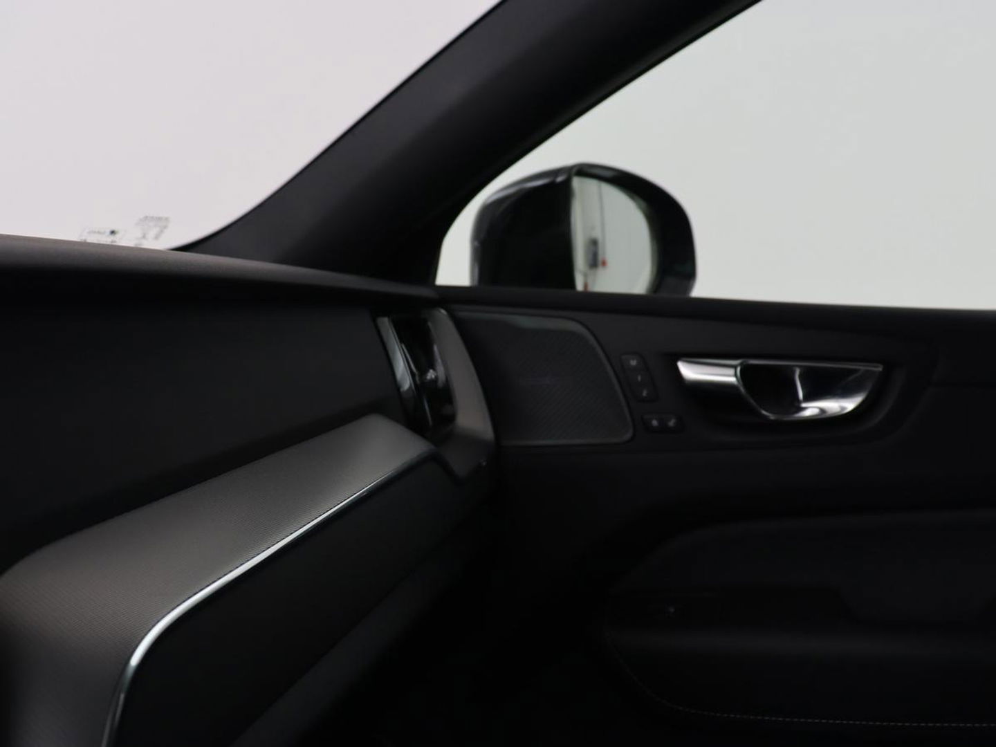 Volvo XC60 2.0 Recharge T8 AWD R Design | Panoramadak | Head-Up | 360 Camera | Stoel & stuurverwarming | Carplay | Keyless | Harman/Kardon | Navigatie | Half leder | Memory | PHEV | Plug In