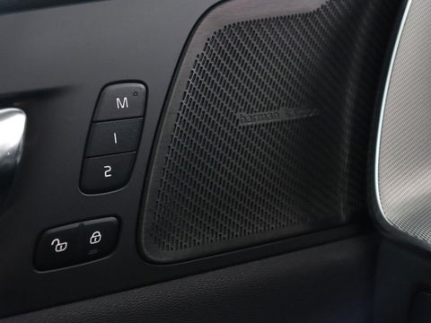 Volvo XC60 2.0 Recharge T8 AWD R Design | Panoramadak | Head-Up | 360 Camera | Stoel & stuurverwarming | Carplay | Keyless | Harman/Kardon | Navigatie | Half leder | Memory | PHEV | Plug In