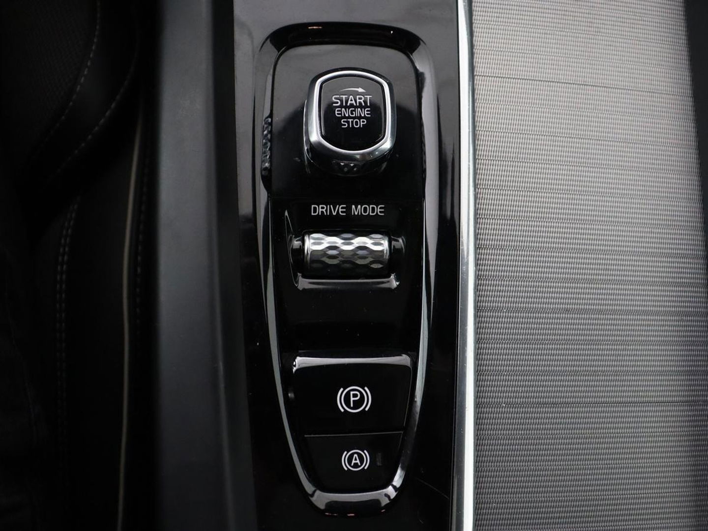 Volvo XC60 2.0 Recharge T8 AWD R Design | Panoramadak | Head-Up | 360 Camera | Stoel & stuurverwarming | Carplay | Keyless | Harman/Kardon | Navigatie | Half leder | Memory | PHEV | Plug In