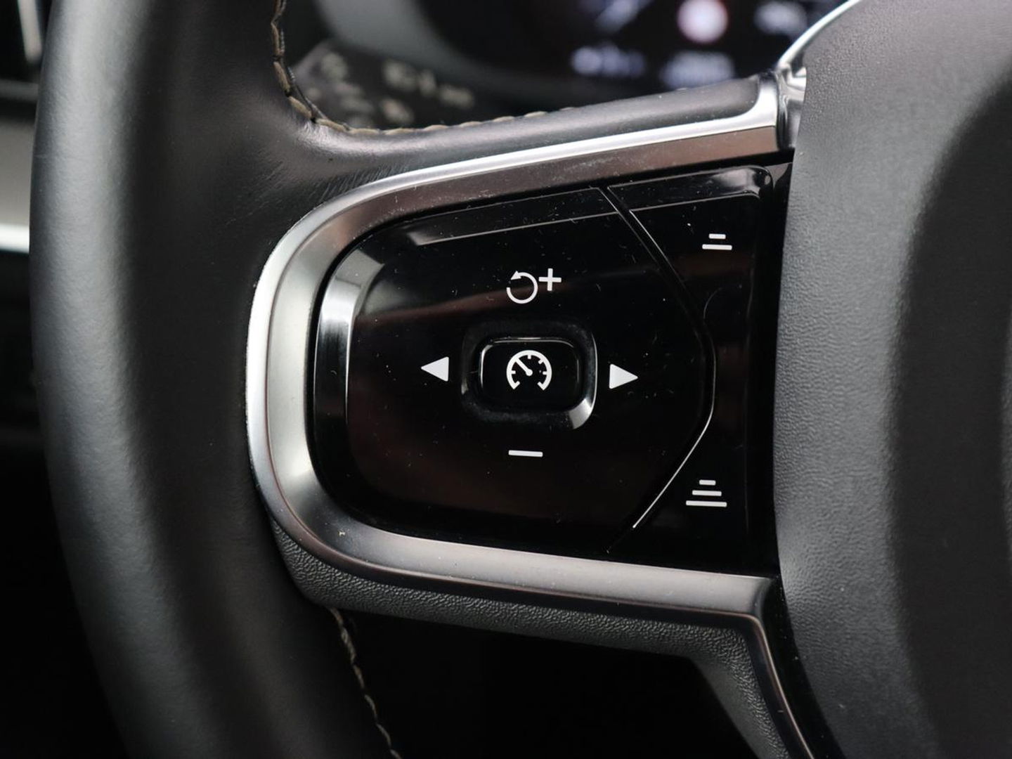 Volvo XC60 2.0 Recharge T8 AWD R Design | Panoramadak | Head-Up | 360 Camera | Stoel & stuurverwarming | Carplay | Keyless | Harman/Kardon | Navigatie | Half leder | Memory | PHEV | Plug In