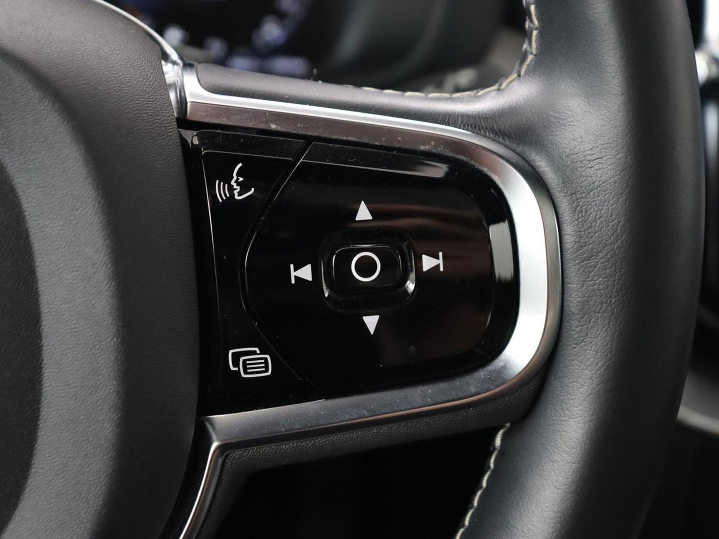 Volvo XC60 2.0 Recharge T8 AWD R Design | Panoramadak | Head-Up | 360 Camera | Stoel & stuurverwarming | Carplay | Keyless | Harman/Kardon | Navigatie | Half leder | Memory | PHEV | Plug In