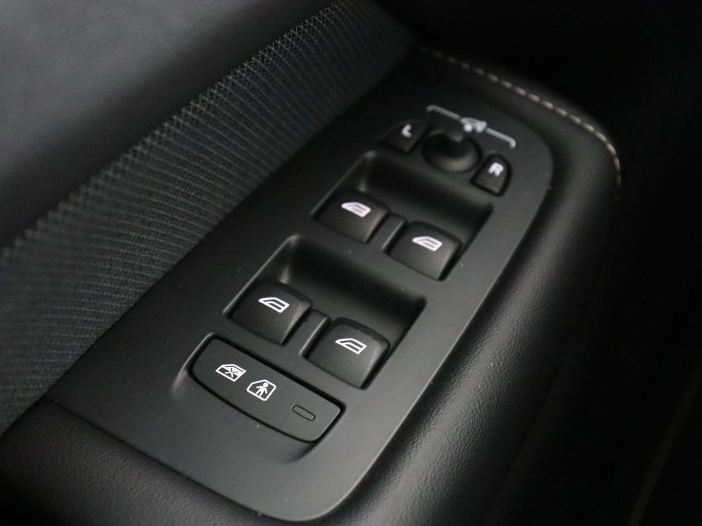 Volvo XC60 2.0 Recharge T8 AWD R Design | Panoramadak | Head-Up | 360 Camera | Stoel & stuurverwarming | Carplay | Keyless | Harman/Kardon | Navigatie | Half leder | Memory | PHEV | Plug In