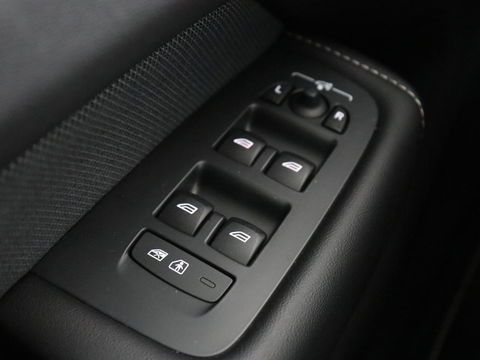 Volvo XC60 2.0 Recharge T8 AWD R Design | Panoramadak | Head-Up | 360 Camera | Stoel & stuurverwarming | Carplay | Keyless | Harman/Kardon | Navigatie | Half leder | Memory | PHEV | Plug In