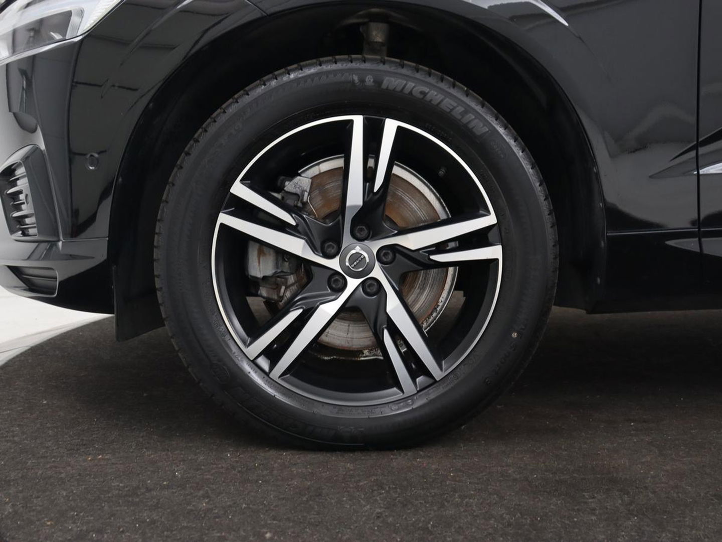 Volvo XC60 2.0 Recharge T8 AWD R Design | Panoramadak | Head-Up | 360 Camera | Stoel & stuurverwarming | Carplay | Keyless | Harman/Kardon | Navigatie | Half leder | Memory | PHEV | Plug In