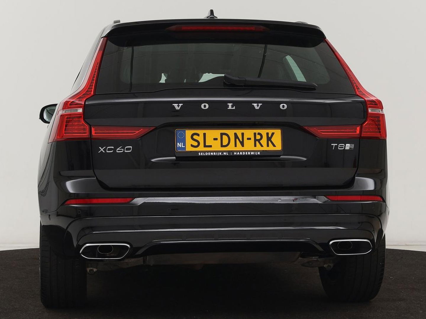 Volvo XC60 2.0 Recharge T8 AWD R Design | Panoramadak | Head-Up | 360 Camera | Stoel & stuurverwarming | Carplay | Keyless | Harman/Kardon | Navigatie | Half leder | Memory | PHEV | Plug In