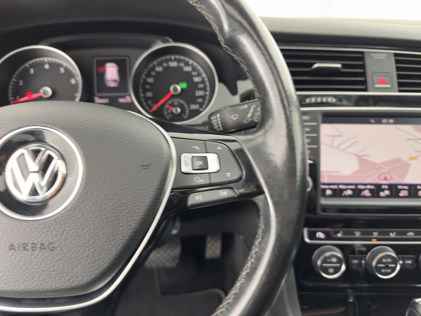 Volkswagen GOLF Variant 1.4 TSI Highline Aut. *PANO | ADAPTIVE-CRUISE | LEATHER-FABRIC | XENON | DYNAUDIO-SOUND | KEYLESS | NAVI-FULLMAP | HEATED-ERGONOMIC-SPORTSEATS | ECC | PRIVACY-GLASS | PARKPILOT | 17''ALU*