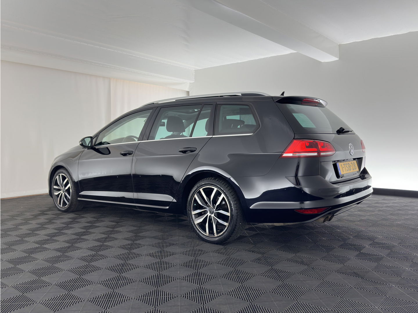 Volkswagen GOLF Variant 1.4 TSI Highline Aut. *PANO | ADAPTIVE-CRUISE | LEATHER-FABRIC | XENON | DYNAUDIO-SOUND | KEYLESS | NAVI-FULLMAP | HEATED-ERGONOMIC-SPORTSEATS | ECC | PRIVACY-GLASS | PARKPILOT | 17''ALU*