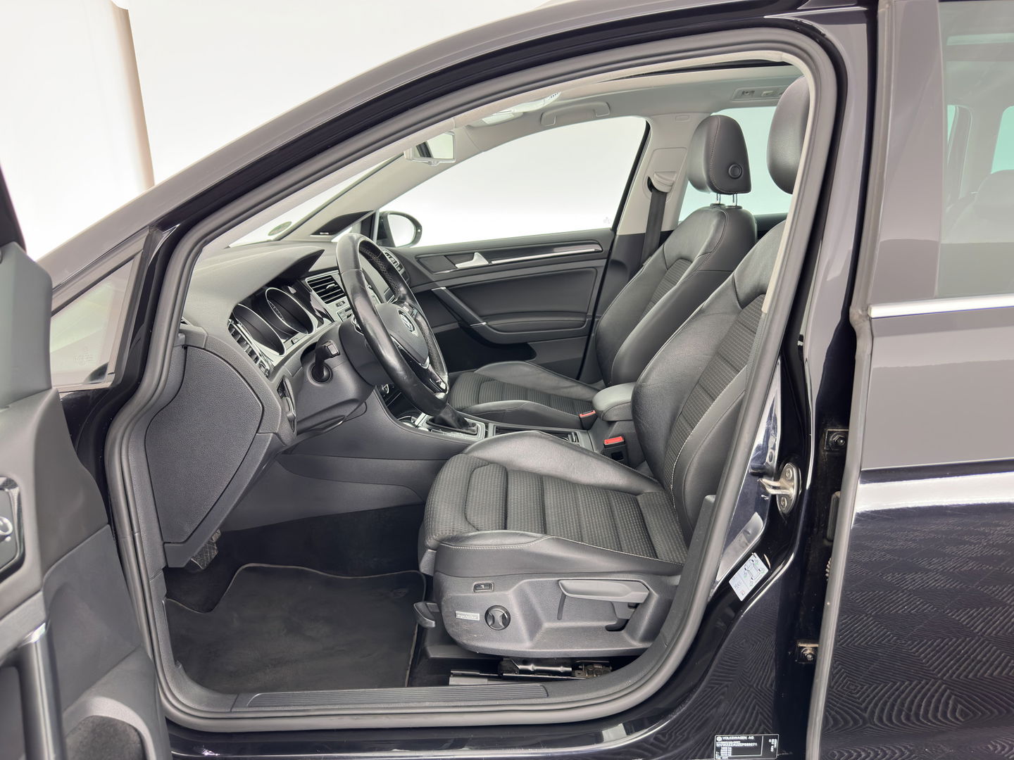 Volkswagen GOLF Variant 1.4 TSI Highline Aut. *PANO | ADAPTIVE-CRUISE | LEATHER-FABRIC | XENON | DYNAUDIO-SOUND | KEYLESS | NAVI-FULLMAP | HEATED-ERGONOMIC-SPORTSEATS | ECC | PRIVACY-GLASS | PARKPILOT | 17''ALU*