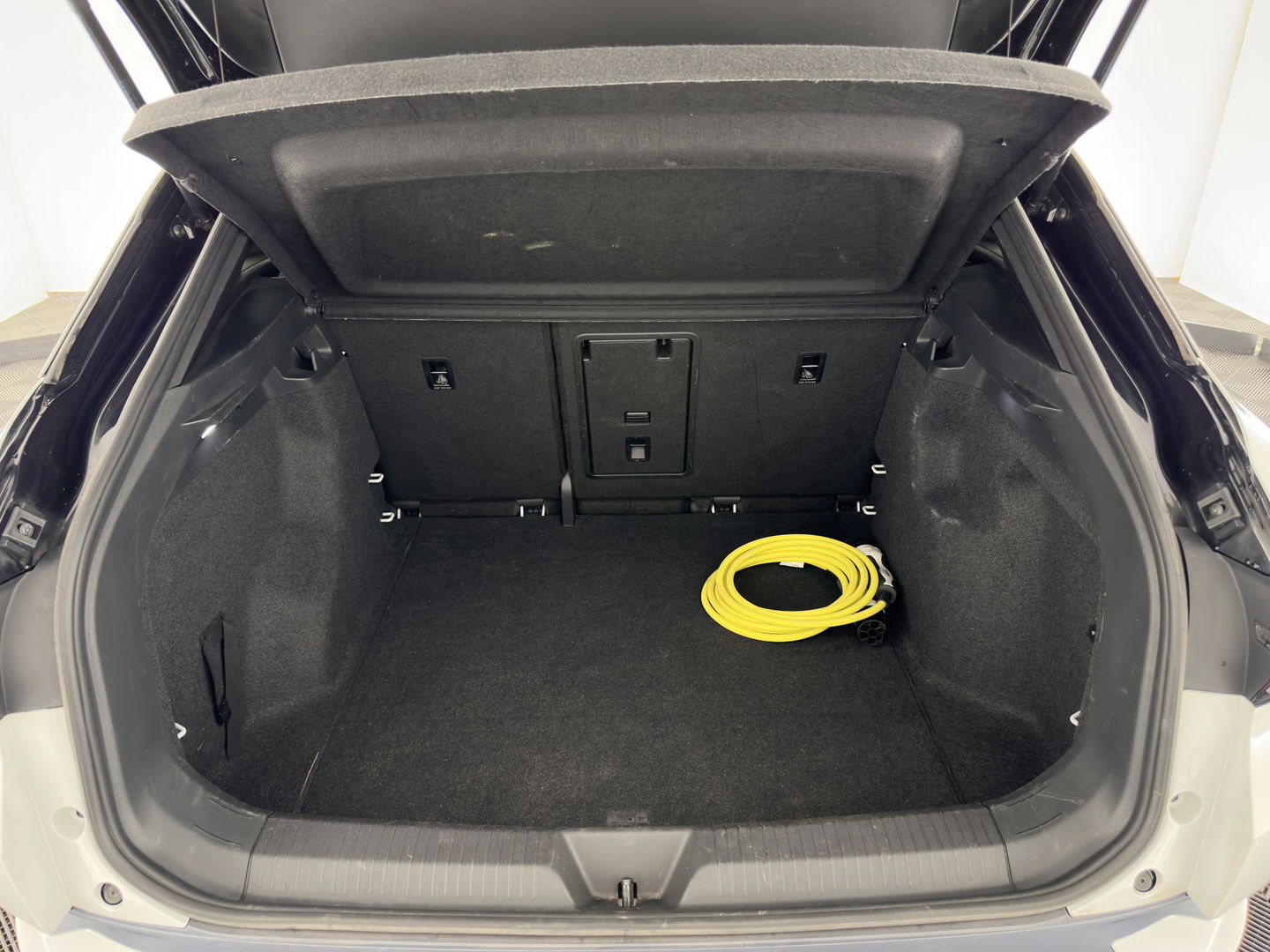 Volkswagen ID.4 First 77 kWh [ 3-Fase ] (INCL-BTW) *HEAT-PUMP | LEATHER-MICROFIBRE | FULL-LED | HEATED-COMFORTSEATS | DIGI-COCKPIT | AMBIENT-LIGHT | NAVI-FULLMAP | ECC | PDC | TOWBAR | PRIVACY-GLASS | CRUISE | CAMERA | CARPLAY | 20