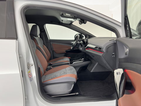 Volkswagen ID.4 First 77 kWh [ 3-Fase ] (INCL-BTW) *HEAT-PUMP | LEATHER-MICROFIBRE | FULL-LED | HEATED-COMFORTSEATS | DIGI-COCKPIT | AMBIENT-LIGHT | NAVI-FULLMAP | ECC | PDC | TOWBAR | PRIVACY-GLASS | CRUISE | CAMERA | CARPLAY | 20
