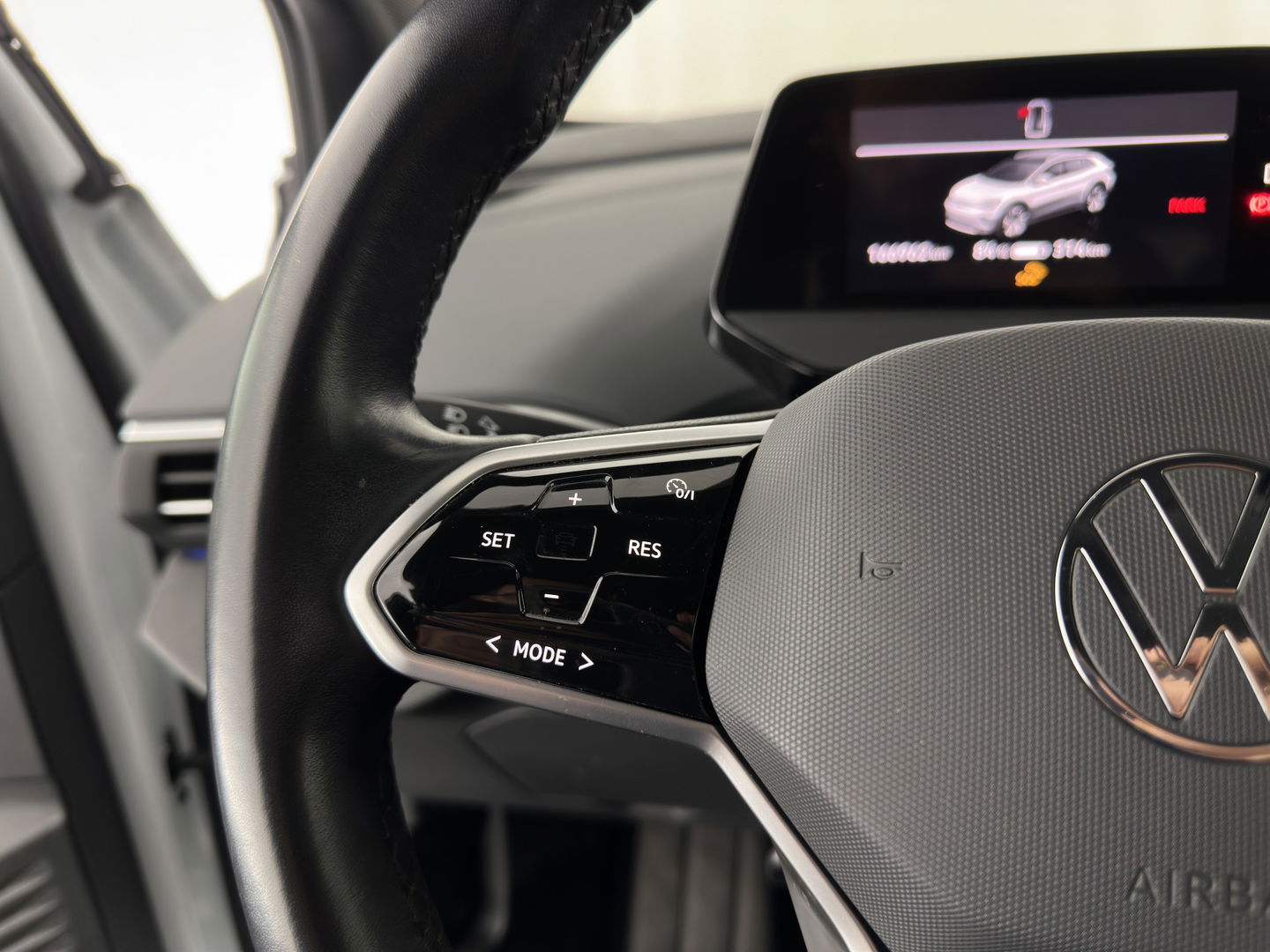 Volkswagen ID.4 First 77 kWh [ 3-Fase ] (INCL-BTW) *HEAT-PUMP | LEATHER-MICROFIBRE | FULL-LED | HEATED-COMFORTSEATS | DIGI-COCKPIT | AMBIENT-LIGHT | NAVI-FULLMAP | ECC | PDC | TOWBAR | PRIVACY-GLASS | CRUISE | CAMERA | CARPLAY | 20