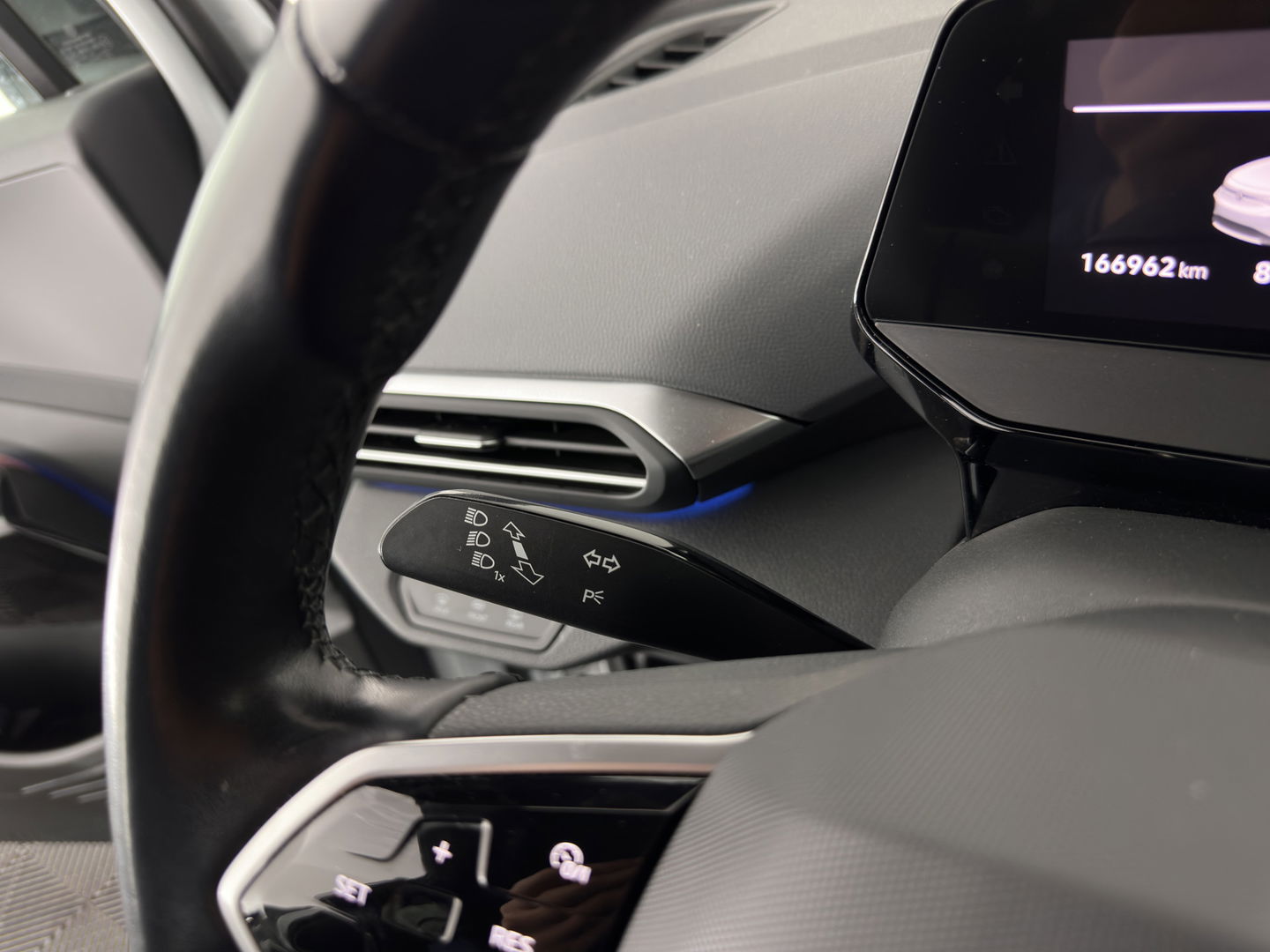 Volkswagen ID.4 First 77 kWh [ 3-Fase ] (INCL-BTW) *HEAT-PUMP | LEATHER-MICROFIBRE | FULL-LED | HEATED-COMFORTSEATS | DIGI-COCKPIT | AMBIENT-LIGHT | NAVI-FULLMAP | ECC | PDC | TOWBAR | PRIVACY-GLASS | CRUISE | CAMERA | CARPLAY | 20