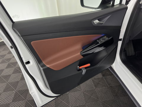 Volkswagen ID.4 First 77 kWh [ 3-Fase ] (INCL-BTW) *HEAT-PUMP | LEATHER-MICROFIBRE | FULL-LED | HEATED-COMFORTSEATS | DIGI-COCKPIT | AMBIENT-LIGHT | NAVI-FULLMAP | ECC | PDC | TOWBAR | PRIVACY-GLASS | CRUISE | CAMERA | CARPLAY | 20