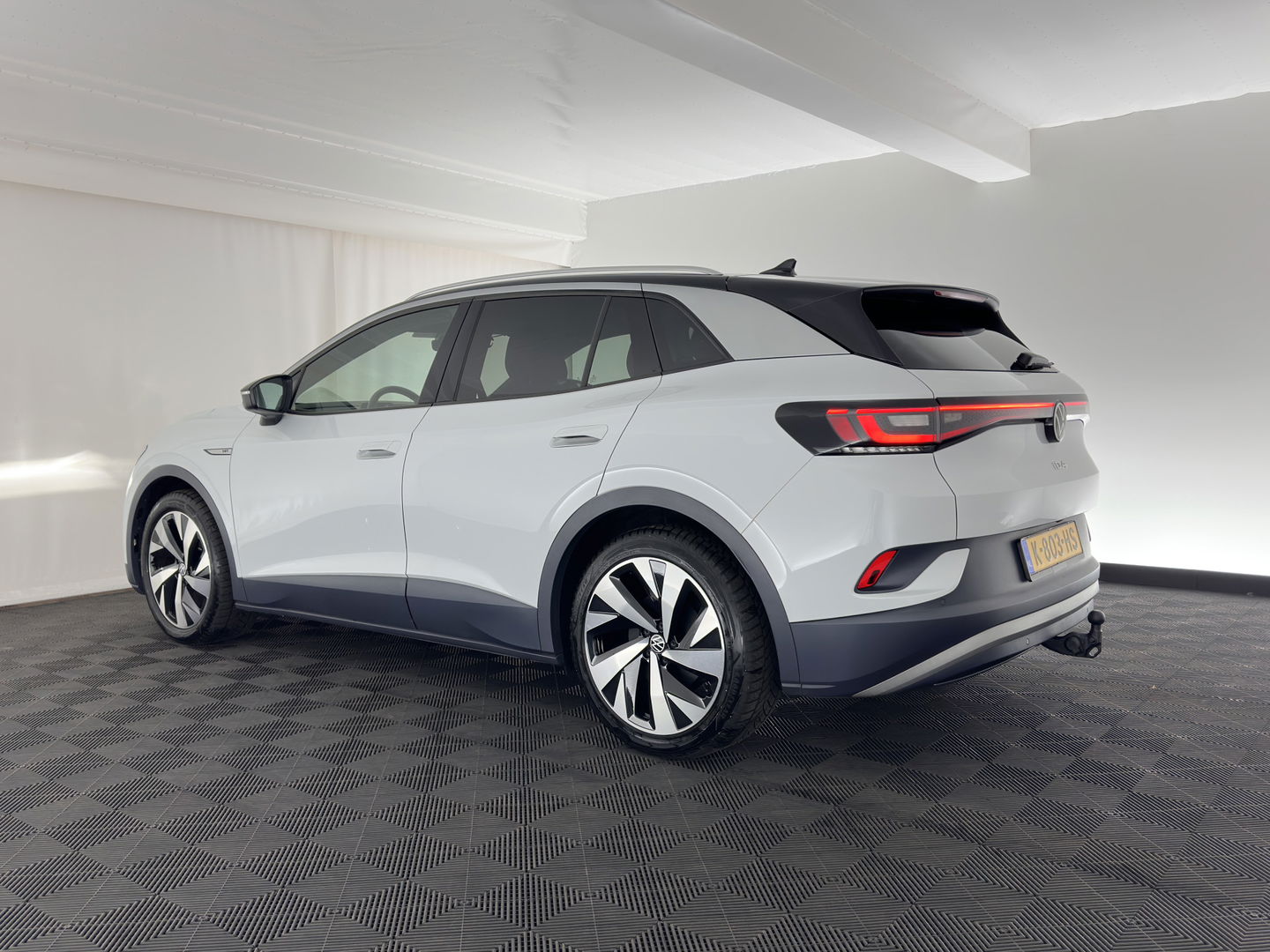 Volkswagen ID.4 First 77 kWh [ 3-Fase ] (INCL-BTW) *HEAT-PUMP | LEATHER-MICROFIBRE | FULL-LED | HEATED-COMFORTSEATS | DIGI-COCKPIT | AMBIENT-LIGHT | NAVI-FULLMAP | ECC | PDC | TOWBAR | PRIVACY-GLASS | CRUISE | CAMERA | CARPLAY | 20