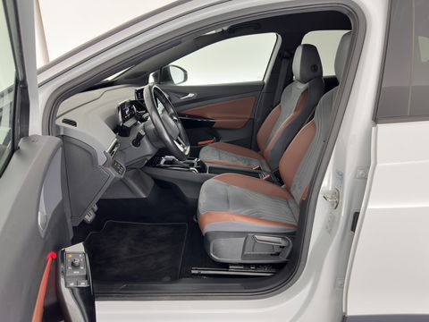Volkswagen ID.4 First 77 kWh [ 3-Fase ] (INCL-BTW) *HEAT-PUMP | LEATHER-MICROFIBRE | FULL-LED | HEATED-COMFORTSEATS | DIGI-COCKPIT | AMBIENT-LIGHT | NAVI-FULLMAP | ECC | PDC | TOWBAR | PRIVACY-GLASS | CRUISE | CAMERA | CARPLAY | 20