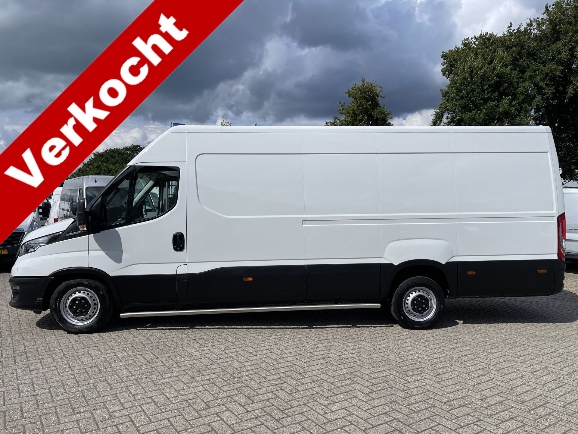 Iveco Daily 35S14V 2.3 136pk 410 L4H2 Himatic automaat / vaste prijs rijklaar € 23.950 ex btw / lease vanaf € 391 / trekhaak 3500 kg / airco / cruise control / laadruimte 475 cm lang !