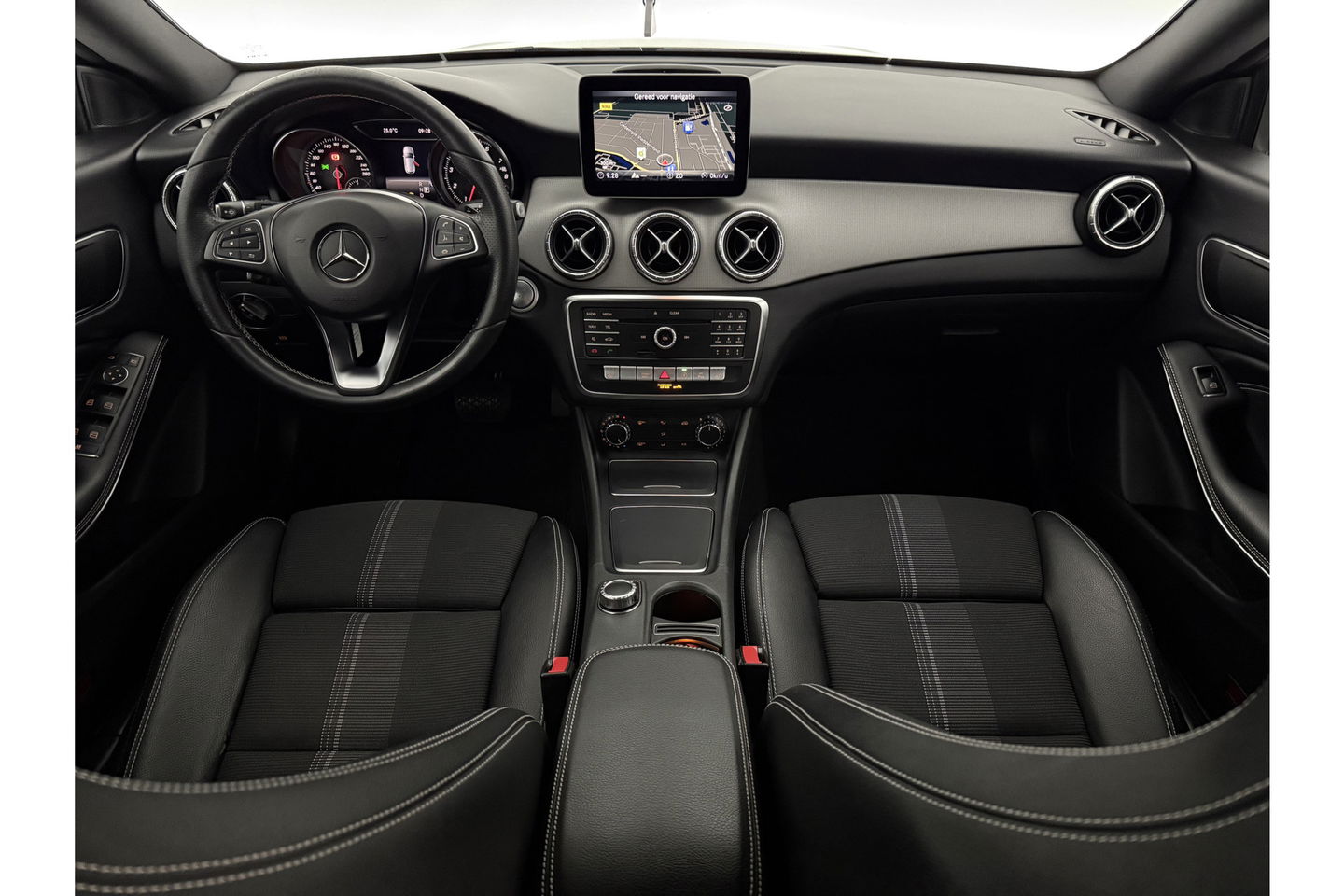 Mercedes-Benz CLA-Klasse 180 AMG Camera Carplay LED Cruise Airco Trekhaak Navi PDC 18"LMV