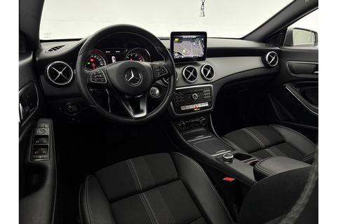 Mercedes-Benz CLA-Klasse 180 AMG Camera Carplay LED Cruise Airco Trekhaak Navi PDC 18"LMV
