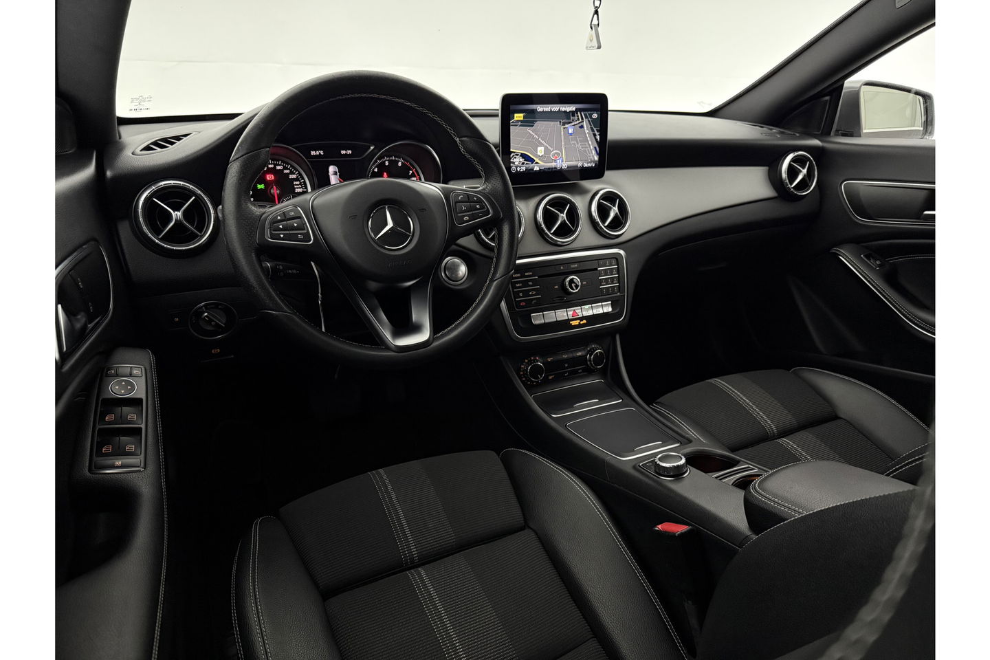 Mercedes-Benz CLA-Klasse 180 AMG Camera Carplay LED Cruise Airco Trekhaak Navi PDC 18"LMV