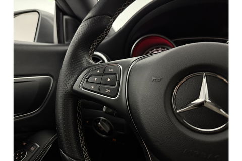 Mercedes-Benz CLA-Klasse 180 AMG Camera Carplay LED Cruise Airco Trekhaak Navi PDC 18"LMV
