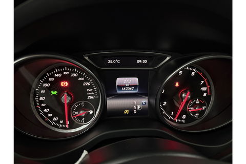 Mercedes-Benz CLA-Klasse 180 AMG Camera Carplay LED Cruise Airco Trekhaak Navi PDC 18"LMV
