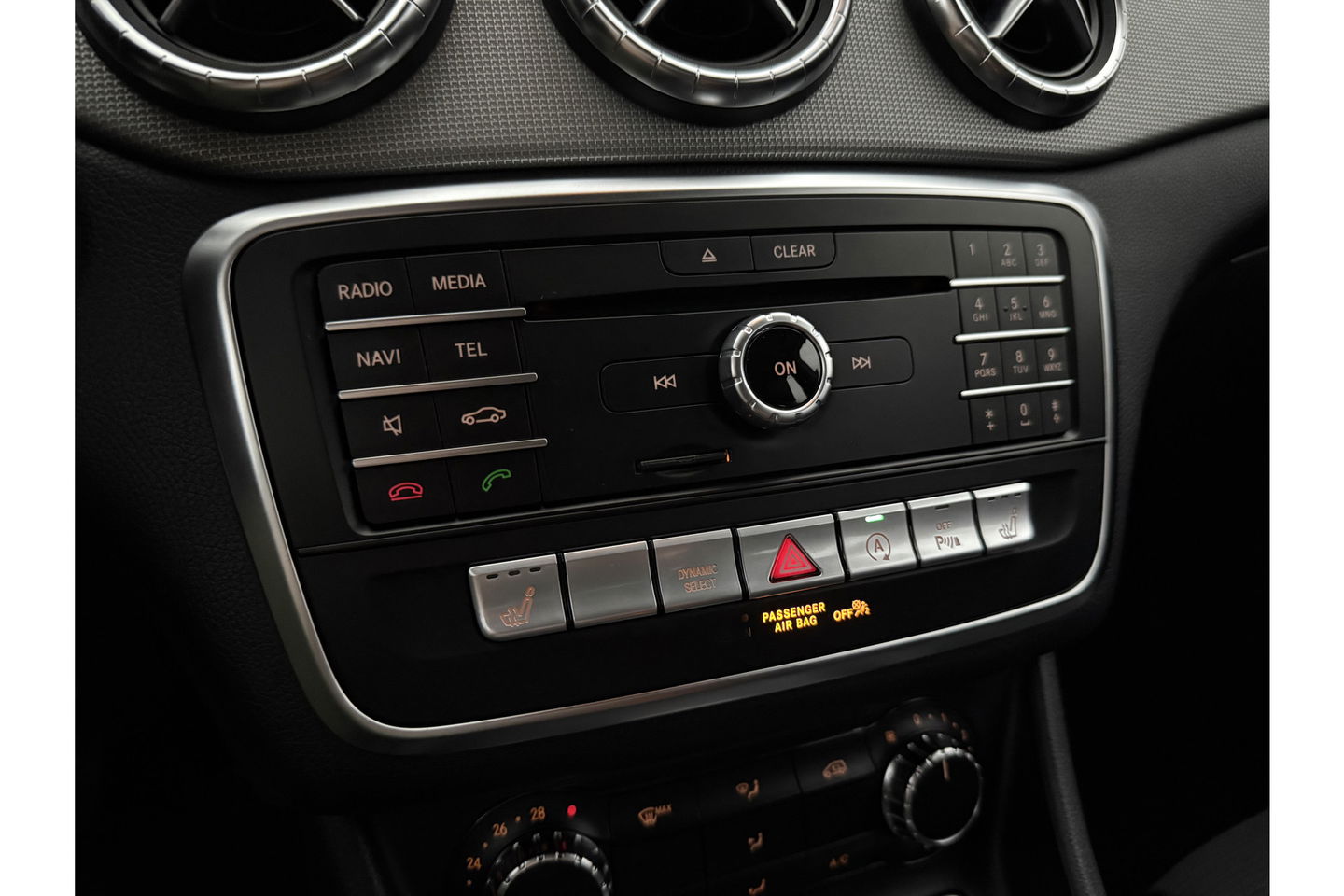 Mercedes-Benz CLA-Klasse 180 AMG Camera Carplay LED Cruise Airco Trekhaak Navi PDC 18"LMV