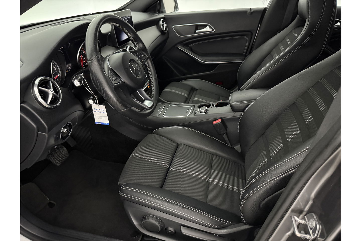 Mercedes-Benz CLA-Klasse 180 AMG Camera Carplay LED Cruise Airco Trekhaak Navi PDC 18"LMV