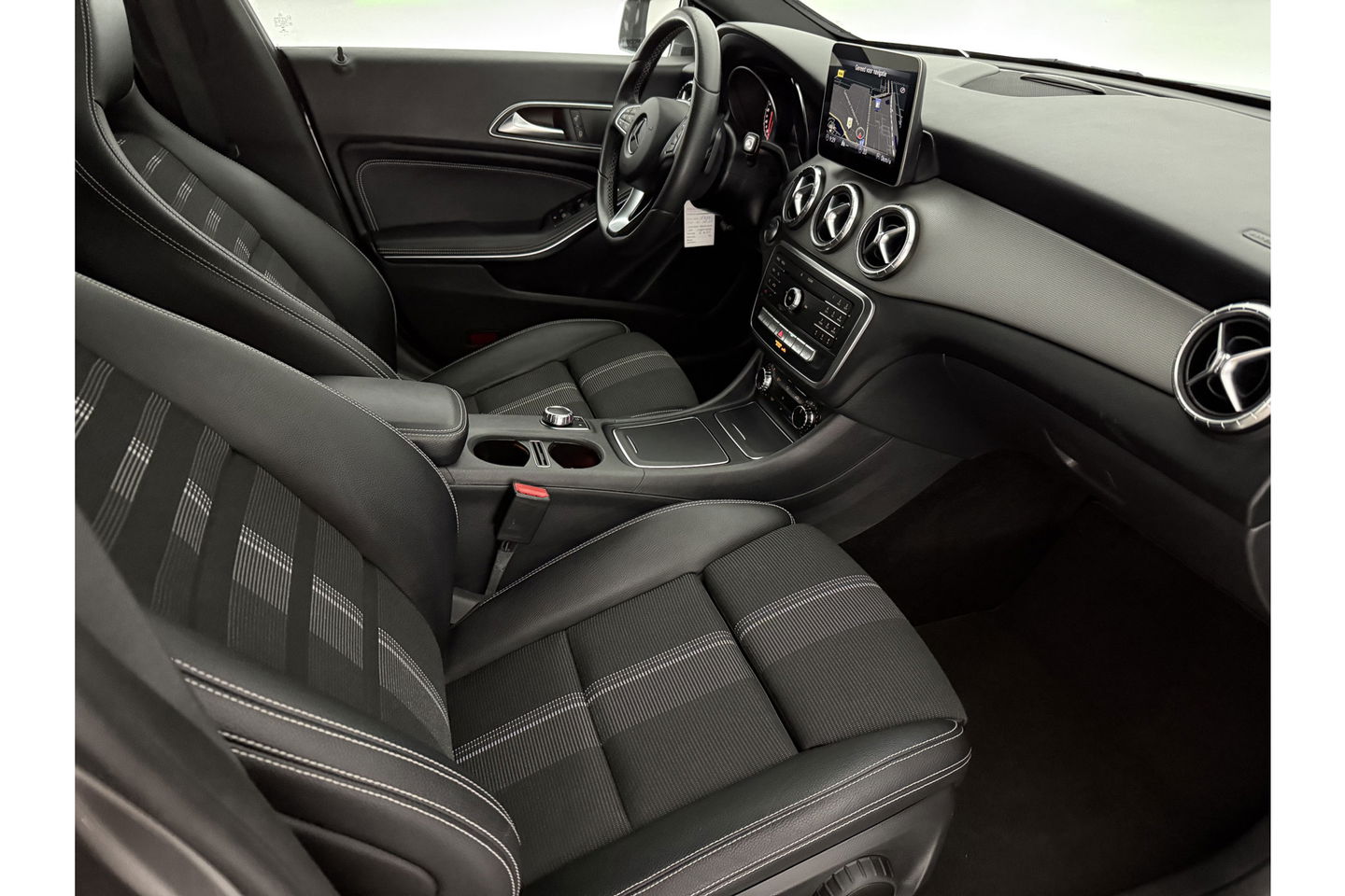 Mercedes-Benz CLA-Klasse 180 AMG Camera Carplay LED Cruise Airco Trekhaak Navi PDC 18"LMV
