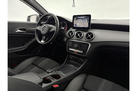 Mercedes-Benz CLA-Klasse 180 AMG Camera Carplay LED Cruise Airco Trekhaak Navi PDC 18"LMV
