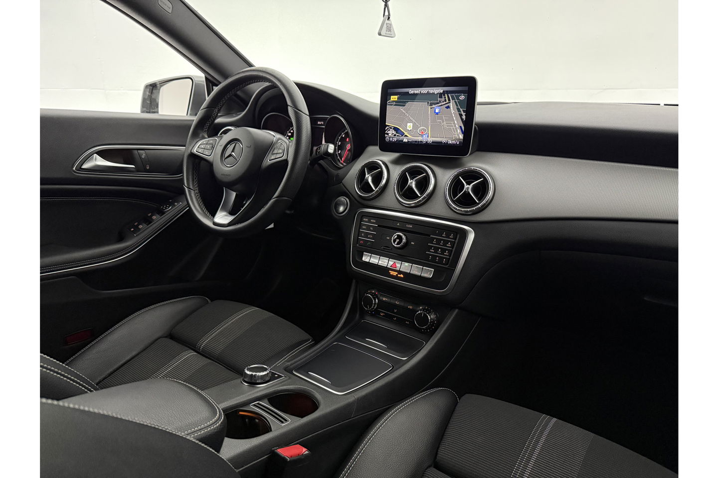 Mercedes-Benz CLA-Klasse 180 AMG Camera Carplay LED Cruise Airco Trekhaak Navi PDC 18"LMV