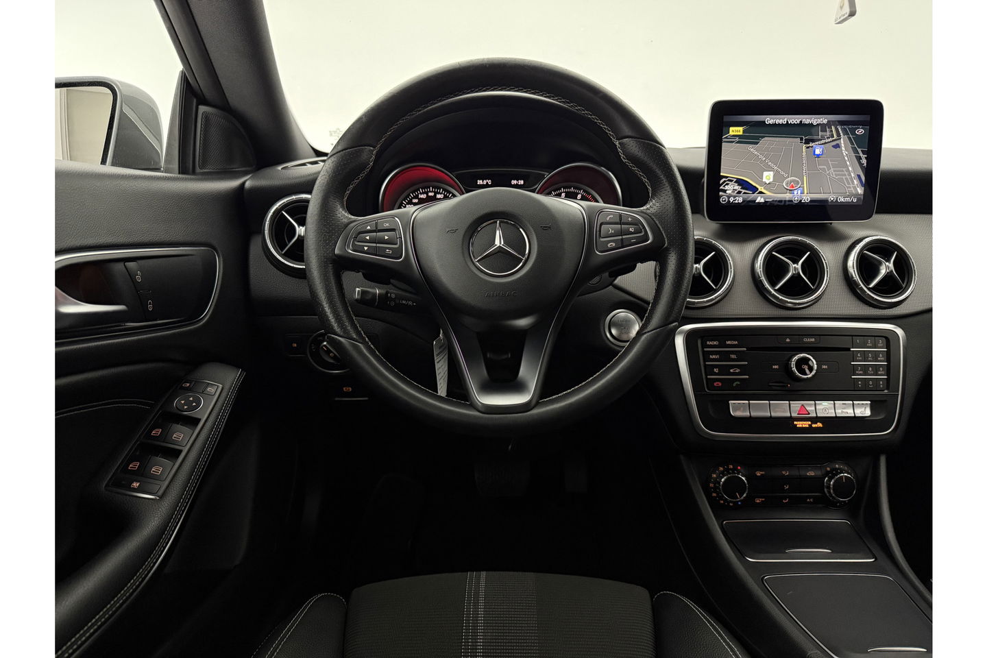 Mercedes-Benz CLA-Klasse 180 AMG Camera Carplay LED Cruise Airco Trekhaak Navi PDC 18"LMV