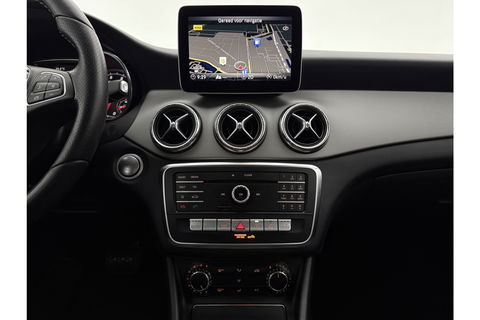 Mercedes-Benz CLA-Klasse 180 AMG Camera Carplay LED Cruise Airco Trekhaak Navi PDC 18"LMV