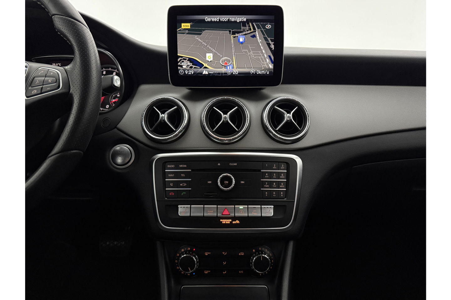 Mercedes-Benz CLA-Klasse 180 AMG Camera Carplay LED Cruise Airco Trekhaak Navi PDC 18"LMV