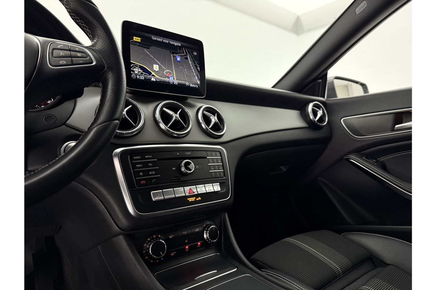 Mercedes-Benz CLA-Klasse 180 AMG Camera Carplay LED Cruise Airco Trekhaak Navi PDC 18"LMV