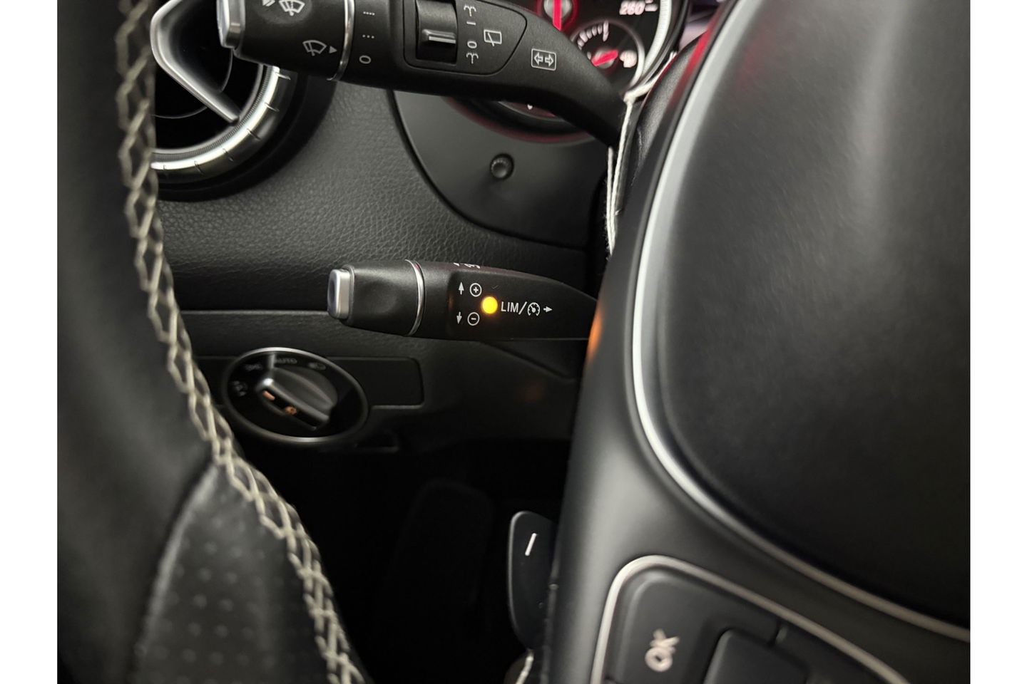 Mercedes-Benz CLA-Klasse 180 AMG Camera Carplay LED Cruise Airco Trekhaak Navi PDC 18"LMV