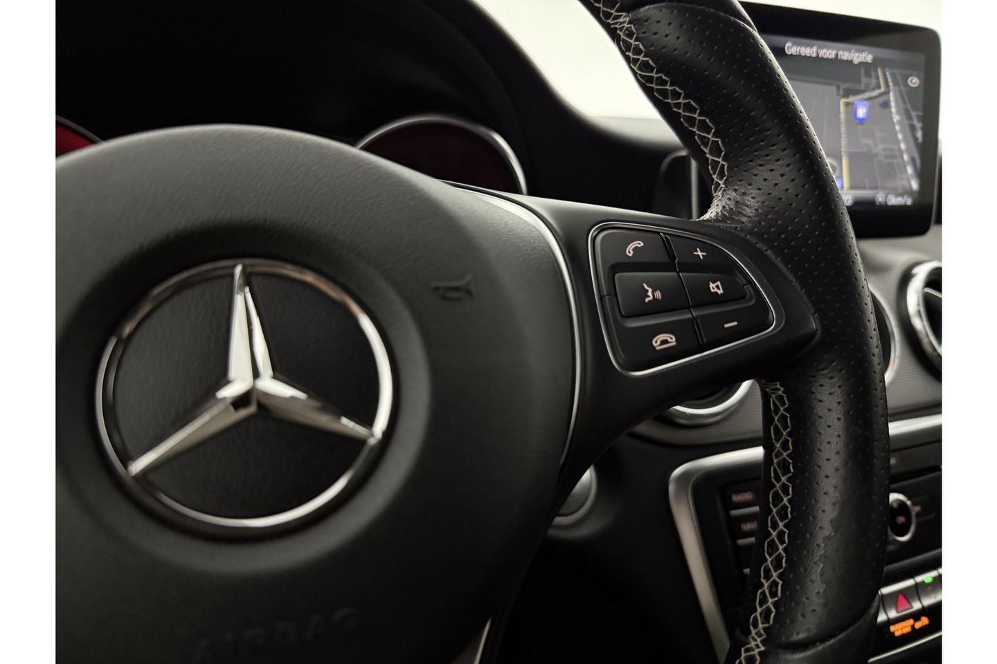 Mercedes-Benz CLA-Klasse 180 AMG Camera Carplay LED Cruise Airco Trekhaak Navi PDC 18"LMV