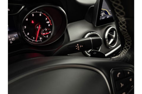 Mercedes-Benz CLA-Klasse 180 AMG Camera Carplay LED Cruise Airco Trekhaak Navi PDC 18"LMV