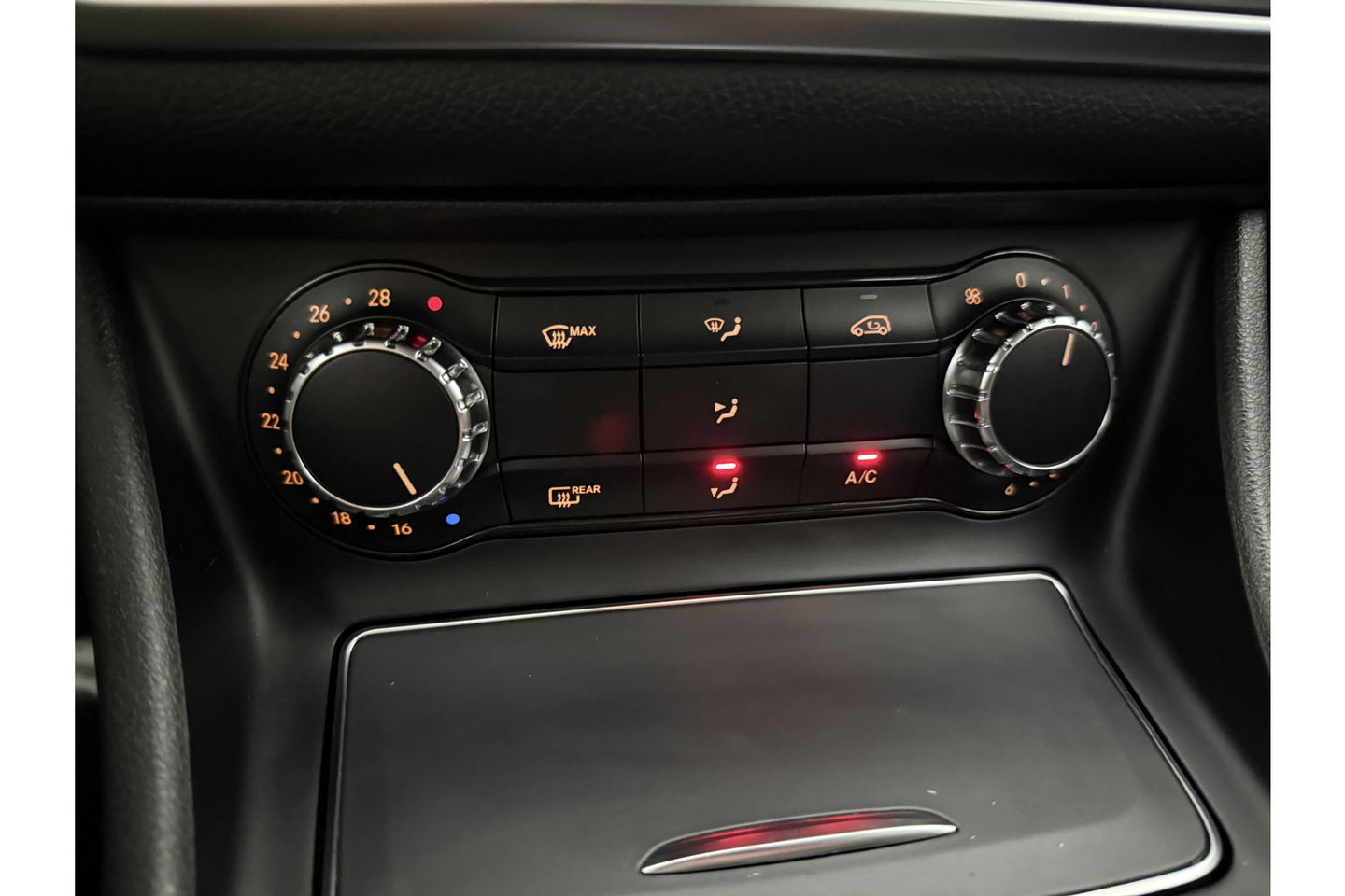 Mercedes-Benz CLA-Klasse 180 AMG Camera Carplay LED Cruise Airco Trekhaak Navi PDC 18"LMV