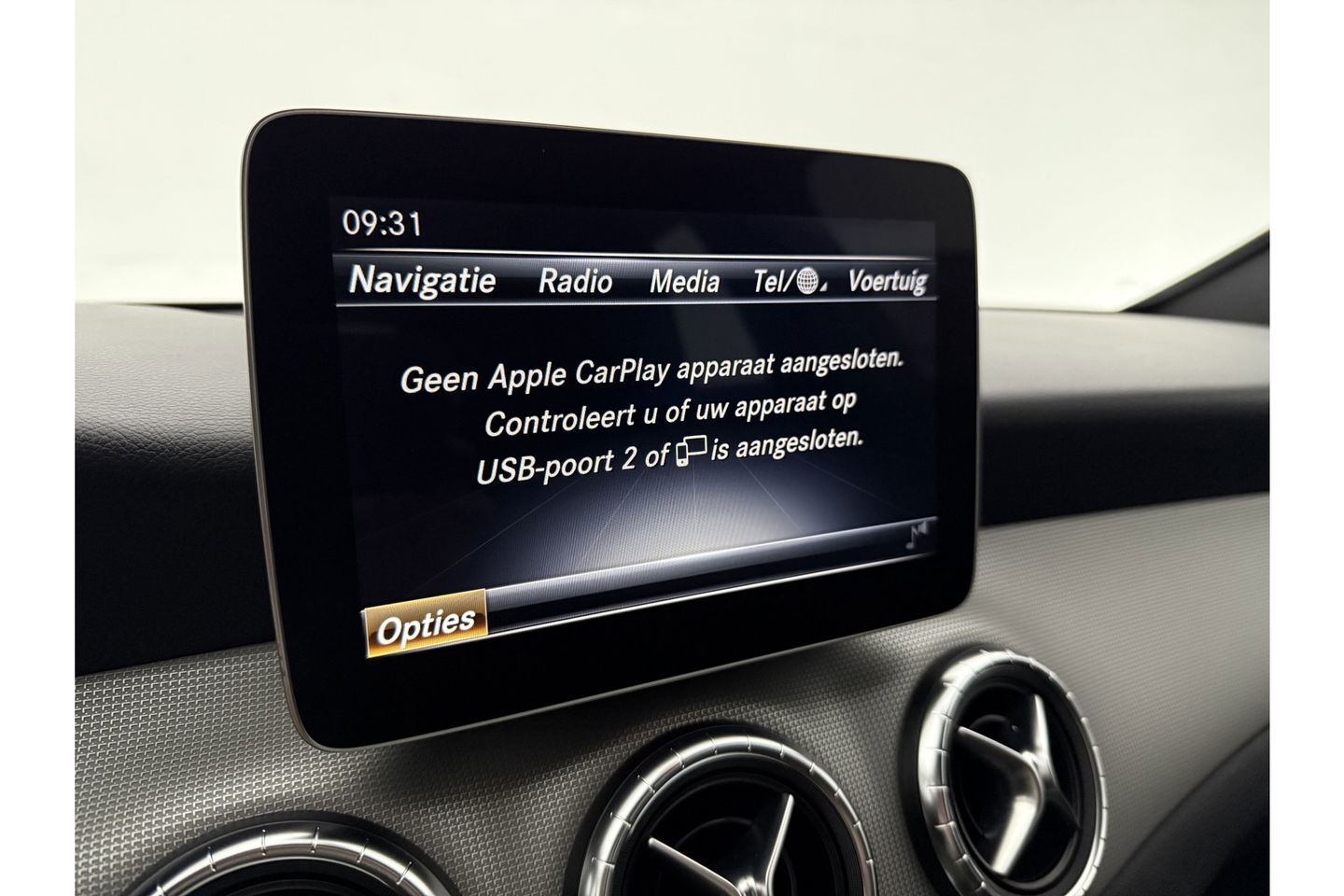 Mercedes-Benz CLA-Klasse 180 AMG Camera Carplay LED Cruise Airco Trekhaak Navi PDC 18"LMV
