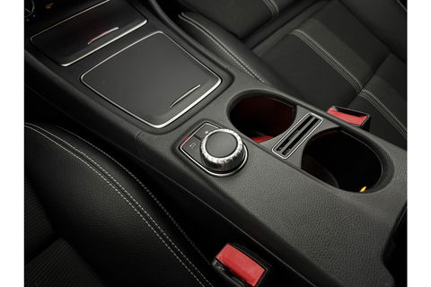 Mercedes-Benz CLA-Klasse 180 AMG Camera Carplay LED Cruise Airco Trekhaak Navi PDC 18"LMV