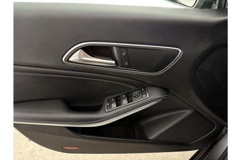 Mercedes-Benz CLA-Klasse 180 AMG Camera Carplay LED Cruise Airco Trekhaak Navi PDC 18"LMV