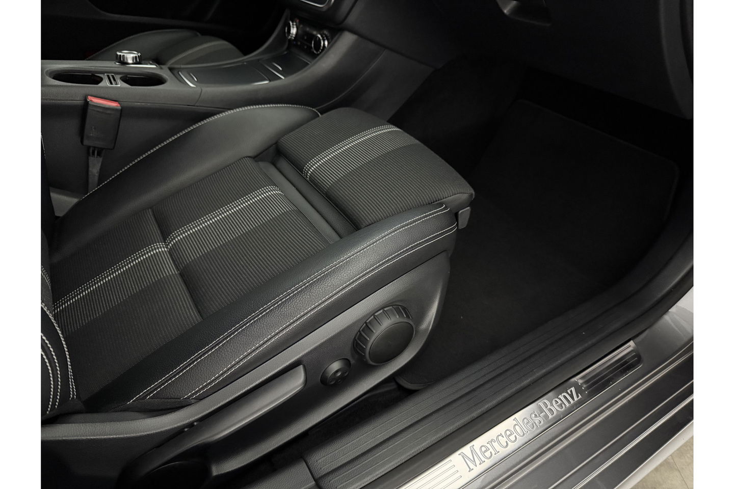 Mercedes-Benz CLA-Klasse 180 AMG Camera Carplay LED Cruise Airco Trekhaak Navi PDC 18"LMV