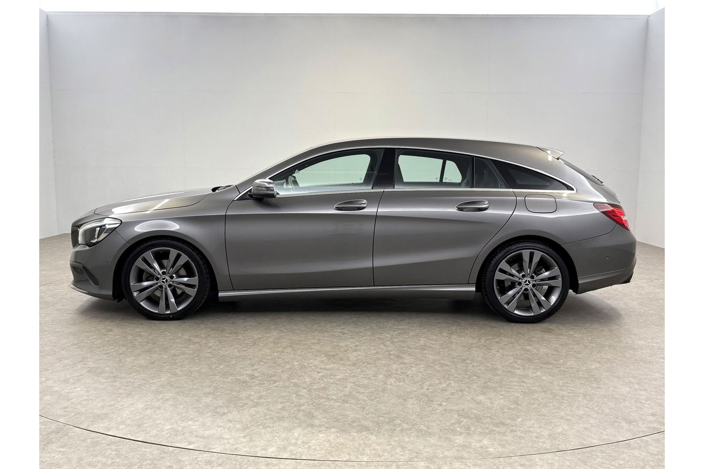 Mercedes-Benz CLA-Klasse 180 AMG Camera Carplay LED Cruise Airco Trekhaak Navi PDC 18"LMV