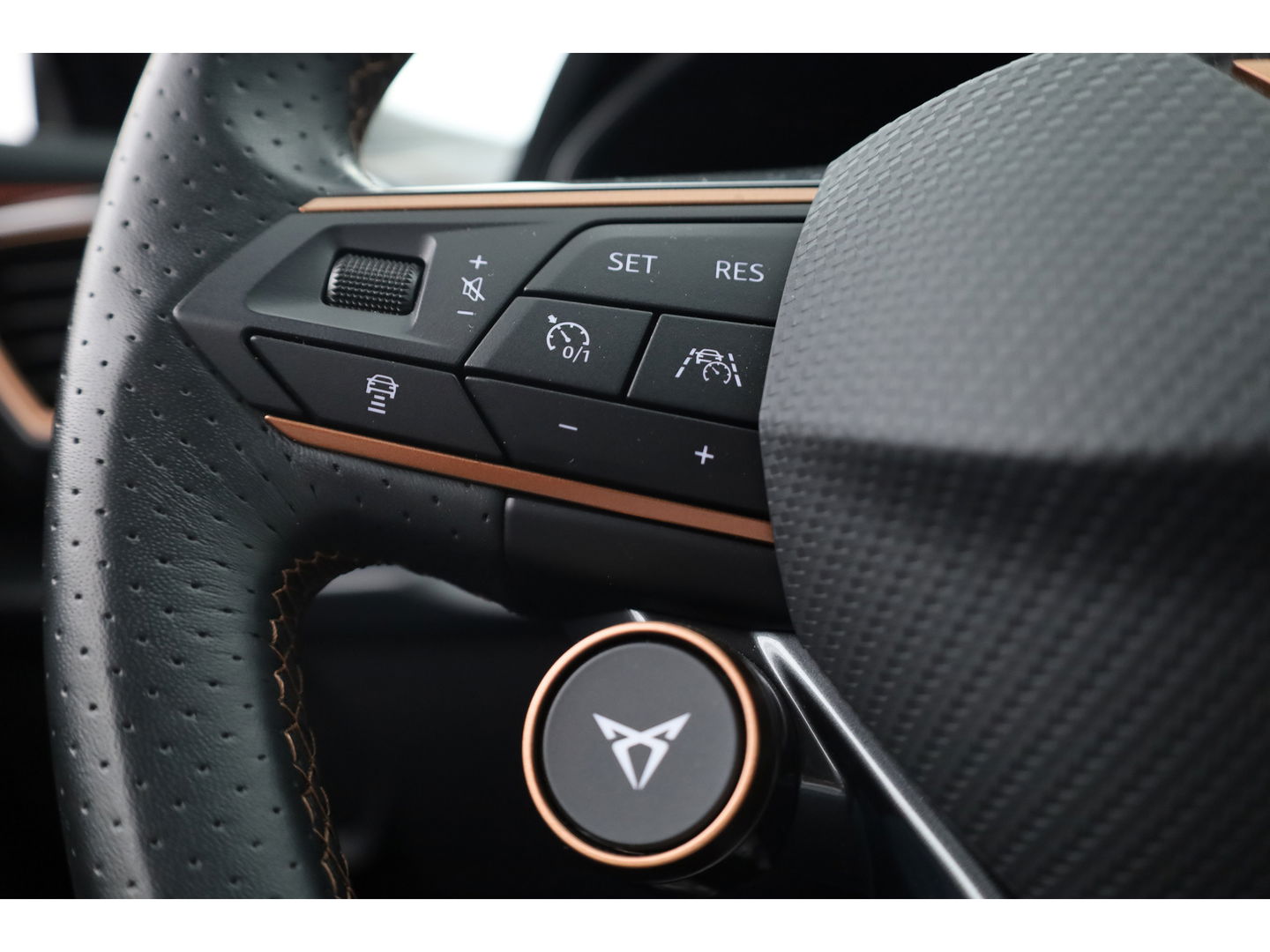 CUPRA Formentor 1.4 e-Hybrid VZ 245pk | Sportstuur | Adapt. Cruise | Keyless | Camera | Memory seat | Navi