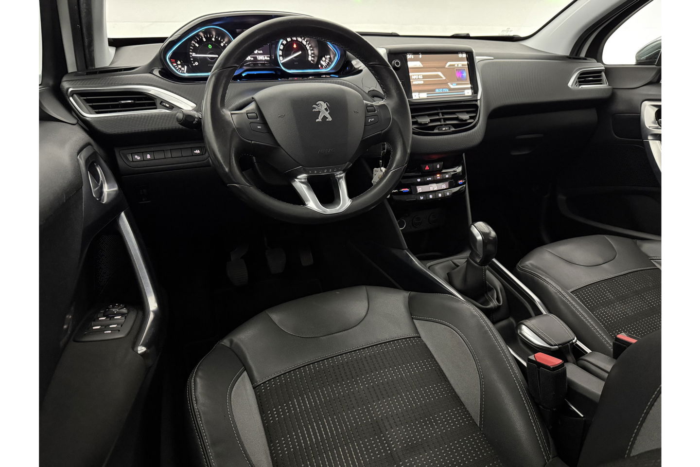 Peugeot 2008 1.2 VTi Allure Clima Cruise LED Sfeerverlichting Trekhaak Navi PDC 16"LMV