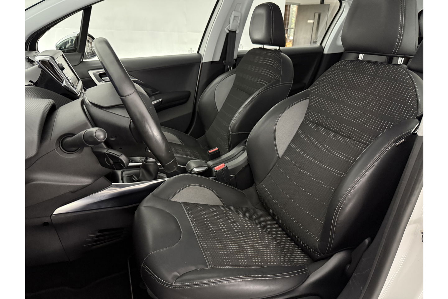 Peugeot 2008 1.2 VTi Allure Clima Cruise LED Sfeerverlichting Trekhaak Navi PDC 16"LMV